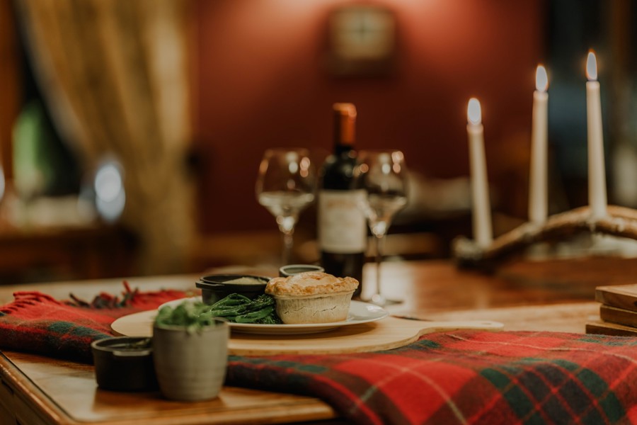 Balmoral Arms 185200008